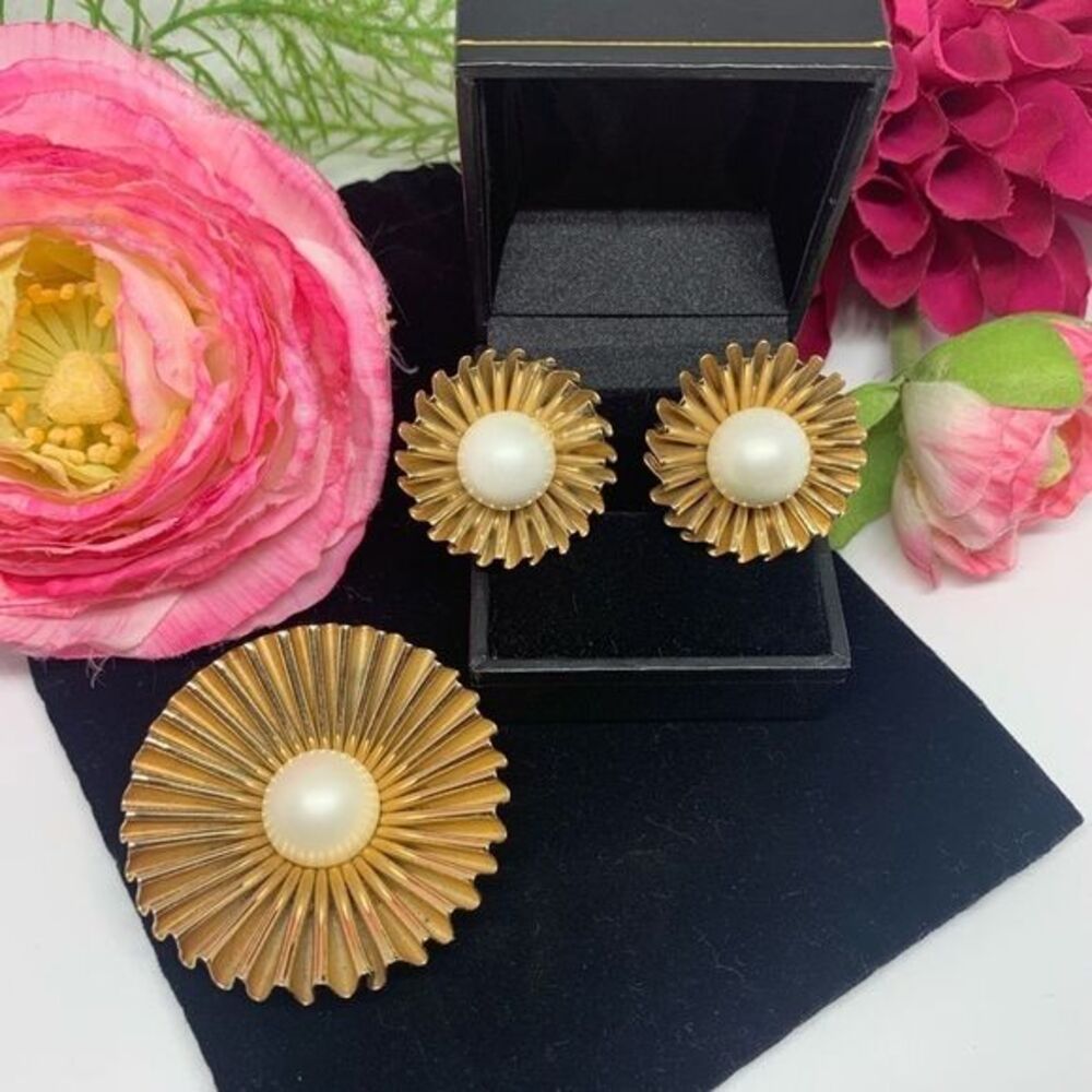 VINTAGE⚜️ESTATE Golden Ruffle Brooch & Clip Earrings Set